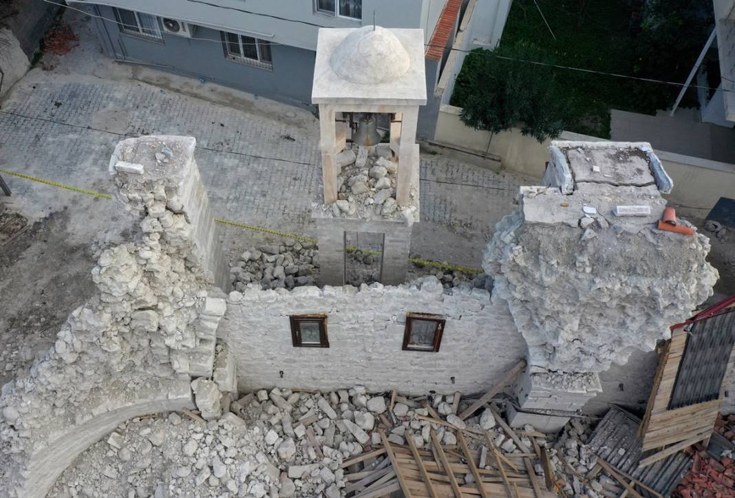 Önünden geçerken gözyaşlarını tutamıyorlar! Hatay'da sağlam kültürel yapı neredeyse kalmadı 12